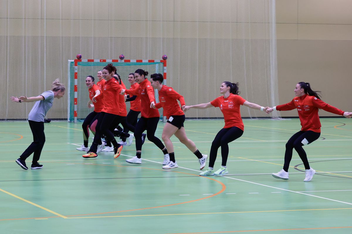 Ca Maradona în '89 » Handbalistele tricolore au cerut mingea de fotbal, antrenamentul a fost „deturnat” + încălzire cu strigături și hohote de râs