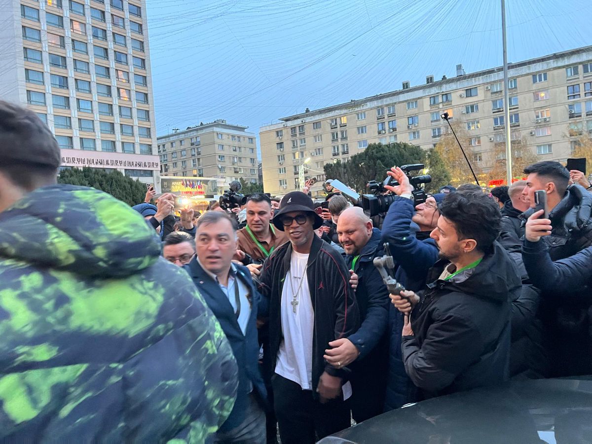 Euforie la apariția lui Ronaldinho la Iași! » Primarul l-a așteptat două ore pe brazilian să coboare din camera de hotel + câți bani a primit superstarul