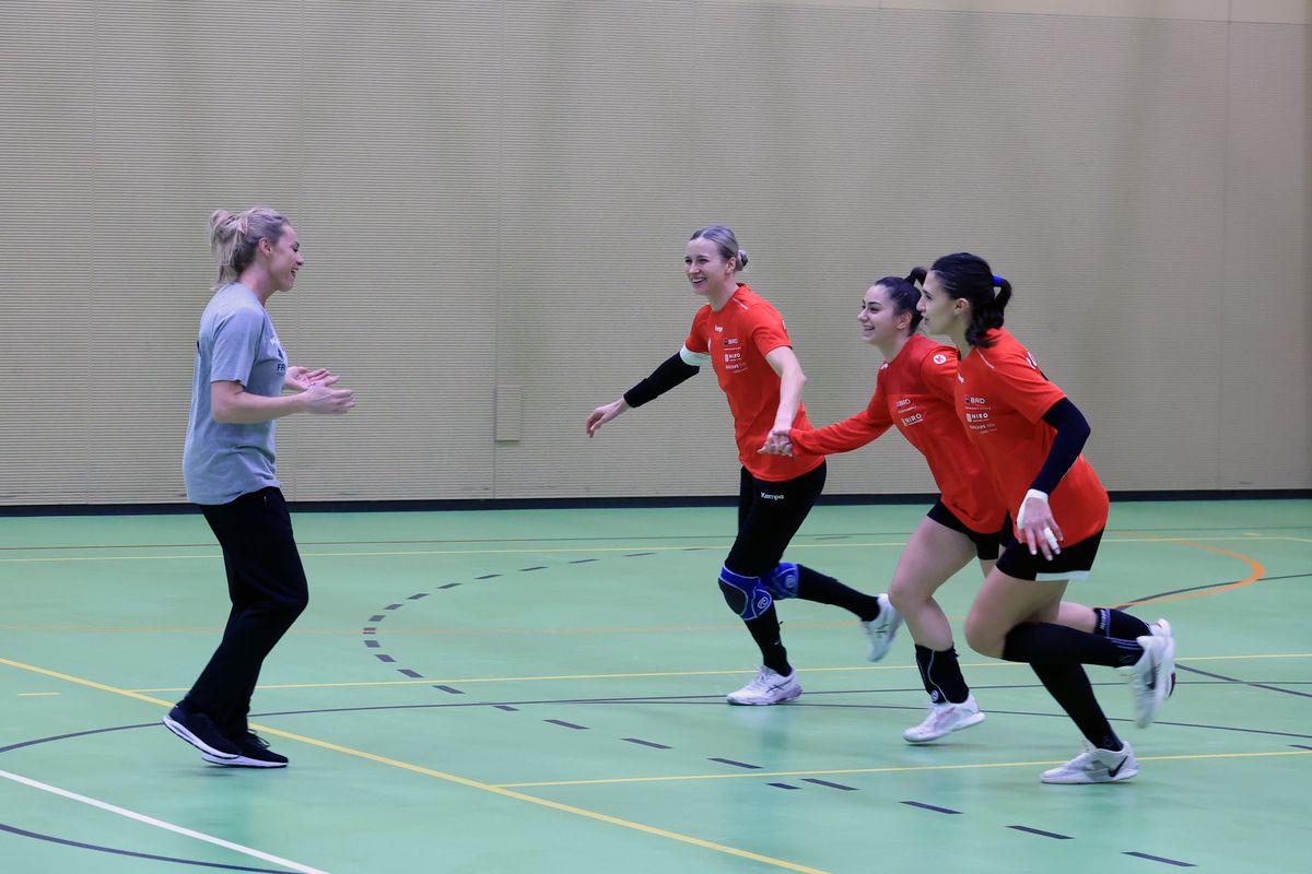 Ca Maradona în '89 » Handbalistele tricolore au cerut mingea de fotbal, antrenamentul a fost „deturnat” + încălzire cu strigături și hohote de râs