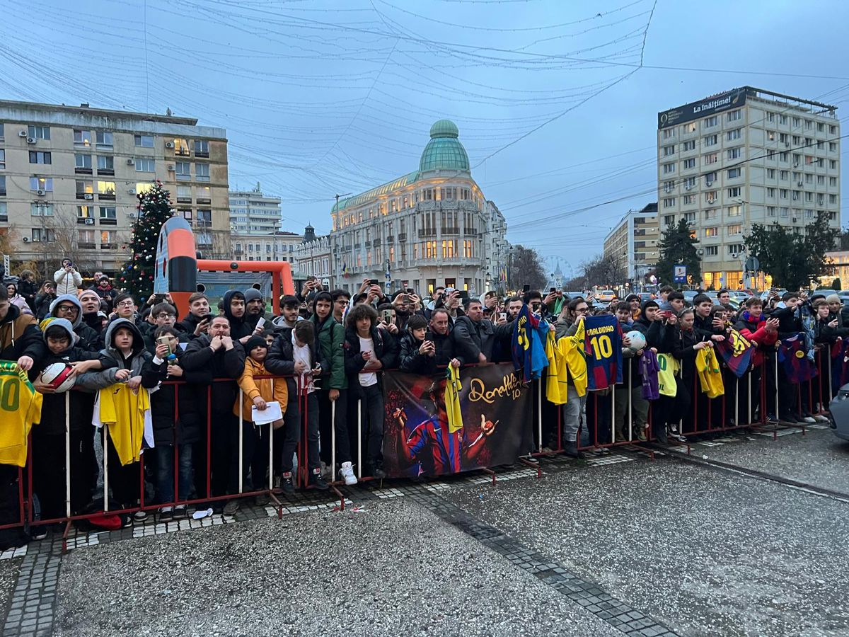 Euforie la apariția lui Ronaldinho la Iași! » Primarul l-a așteptat două ore pe brazilian să coboare din camera de hotel + câți bani a primit superstarul