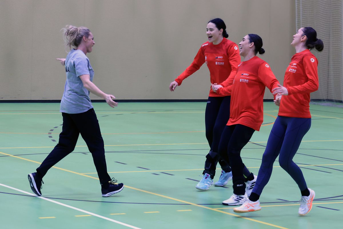 Ca Maradona în '89 » Handbalistele tricolore au cerut mingea de fotbal, antrenamentul a fost „deturnat” + încălzire cu strigături și hohote de râs