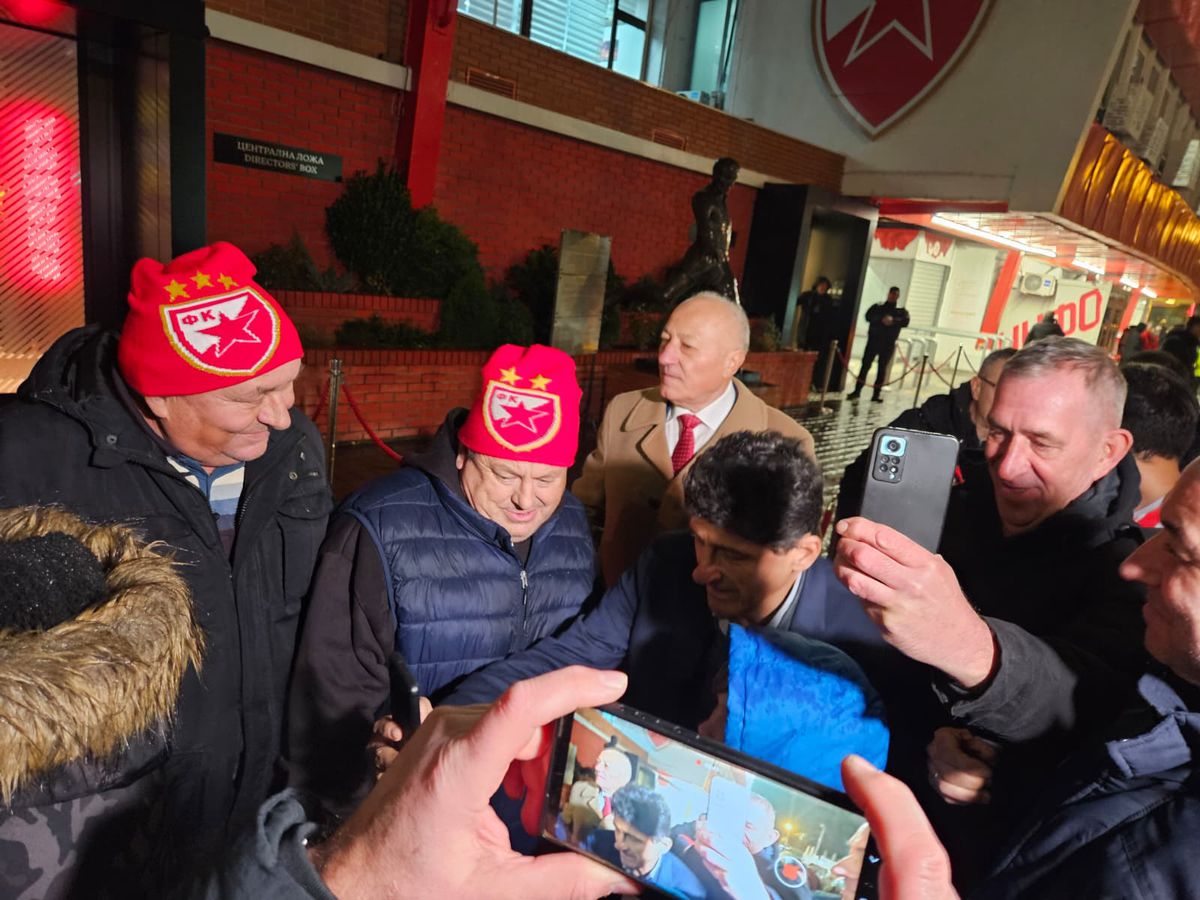 Miodrag Belodedici, înconjurat de sârbi pentru a le acorda autografe și pupat cu drag!