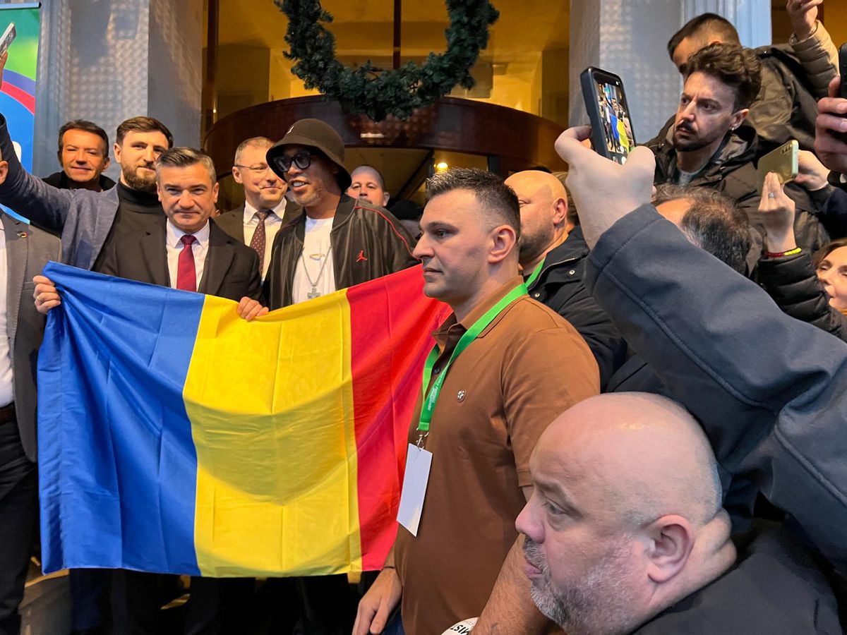 Euforie la apariția lui Ronaldinho la Iași! » Primarul l-a așteptat două ore pe brazilian să coboare din camera de hotel + câți bani a primit superstarul