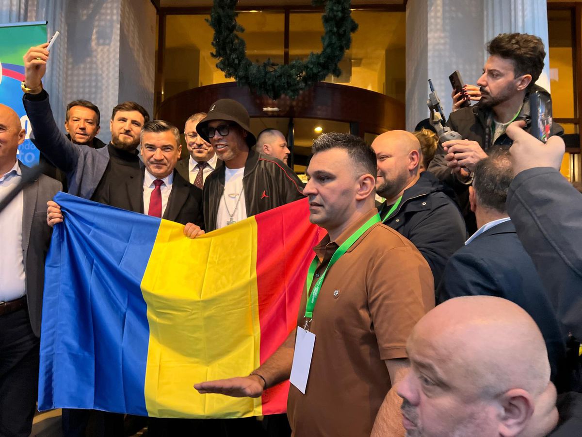 Euforie la apariția lui Ronaldinho la Iași! » Primarul l-a așteptat două ore pe brazilian să coboare din camera de hotel + câți bani a primit superstarul