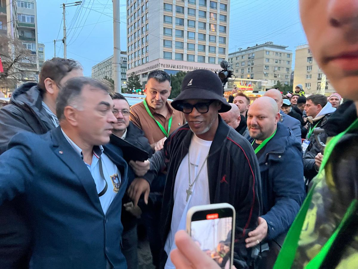 Euforie la apariția lui Ronaldinho la Iași! » Primarul l-a așteptat două ore pe brazilian să coboare din camera de hotel + câți bani a primit superstarul