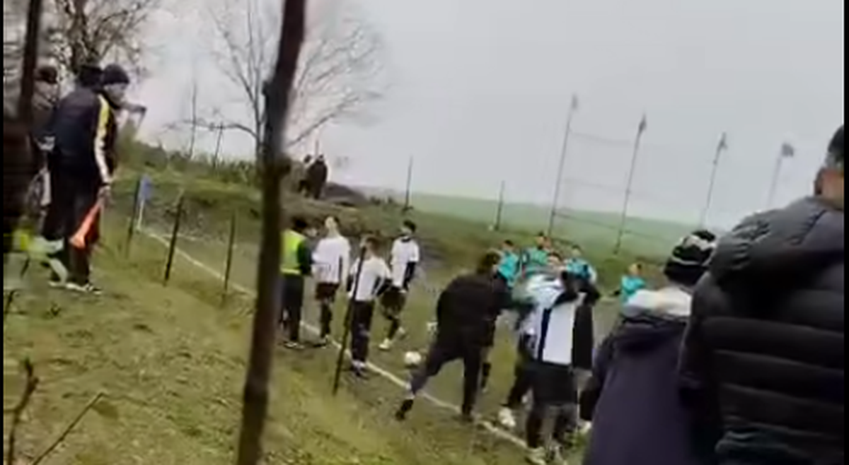 Halucinant! Viceprimarul a lovit un jucător cu sticla în cap în timpul unui meci din România