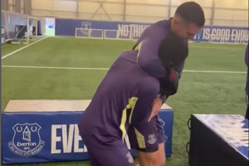 Idrissa Gueye și Michael Keane au intrat în „ring” după ce au fost aproape de a se lua la bătaie pe teren