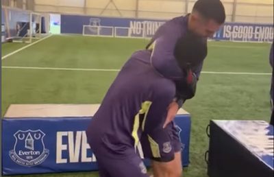 La câteva zile după ce au fost aproape de a se lua la bătaie pe teren, jucătorii lui Everton au intrat „în ring”