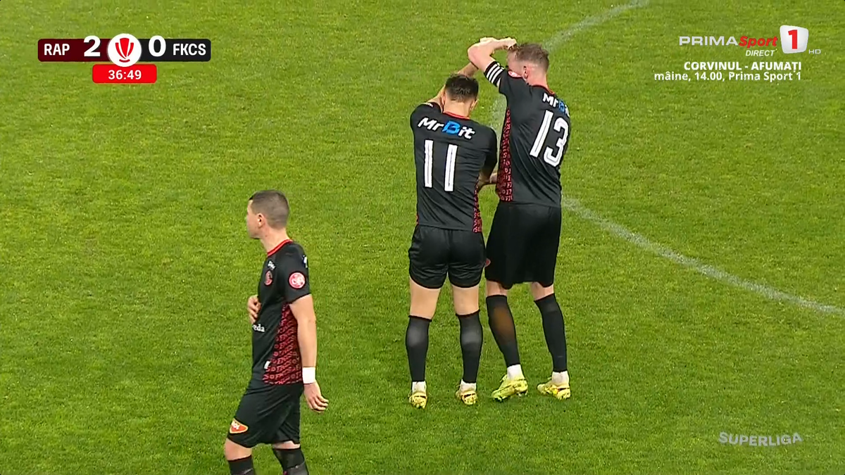 Stăpânit cu greu, după ce n-a fost lăsat să execute penalty-ul în Rapid - Csikszereda