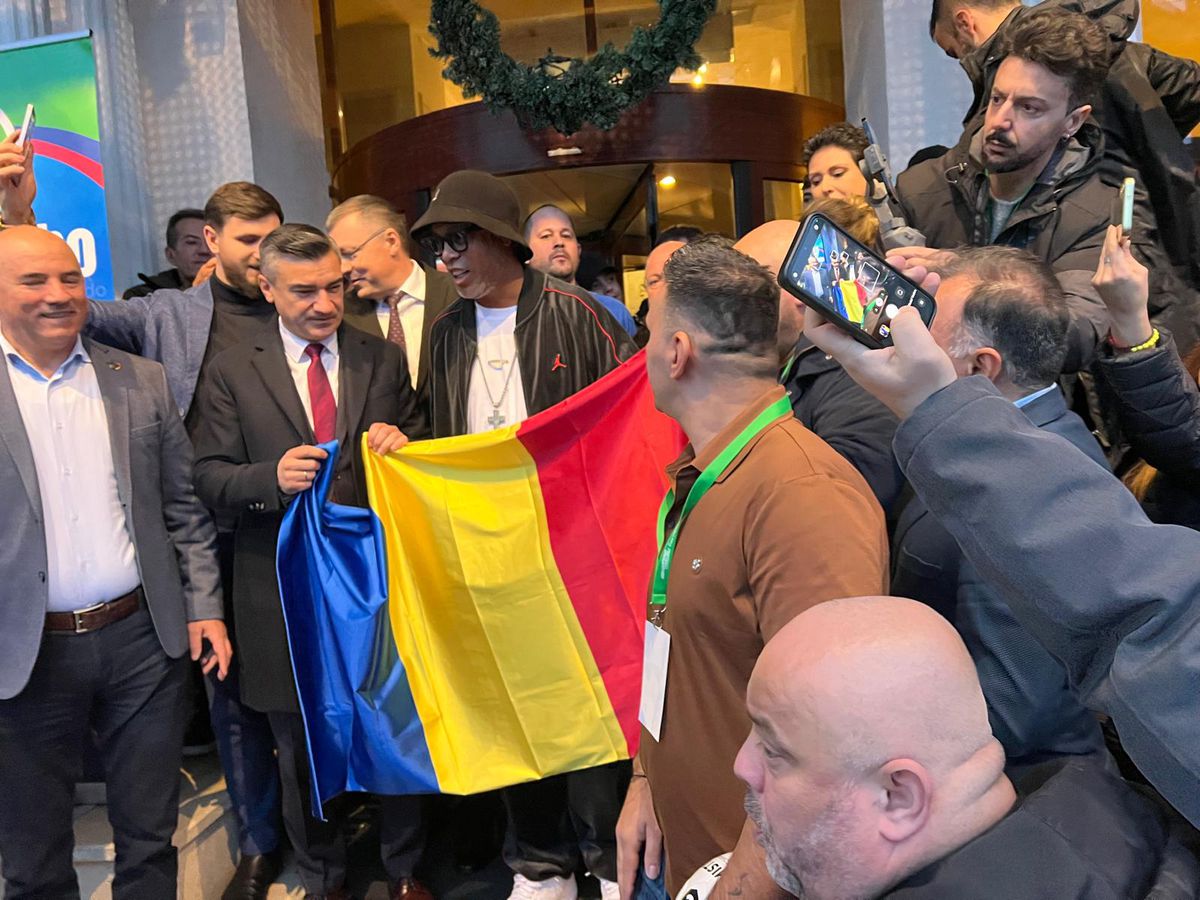 Euforie la apariția lui Ronaldinho la Iași! » Primarul l-a așteptat două ore pe brazilian să coboare din camera de hotel + câți bani a primit superstarul