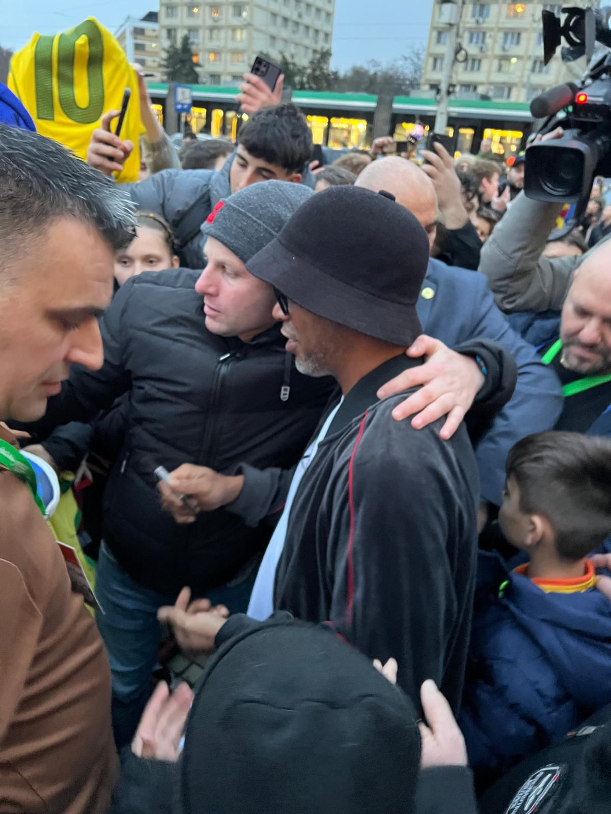 Euforie la apariția lui Ronaldinho la Iași! » Primarul l-a așteptat două ore pe brazilian să coboare din camera de hotel + câți bani a primit superstarul