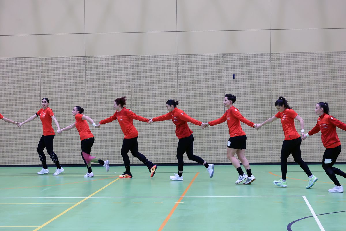 Ca Maradona în '89 » Handbalistele tricolore au cerut mingea de fotbal, antrenamentul a fost „deturnat” + încălzire cu strigături și hohote de râs