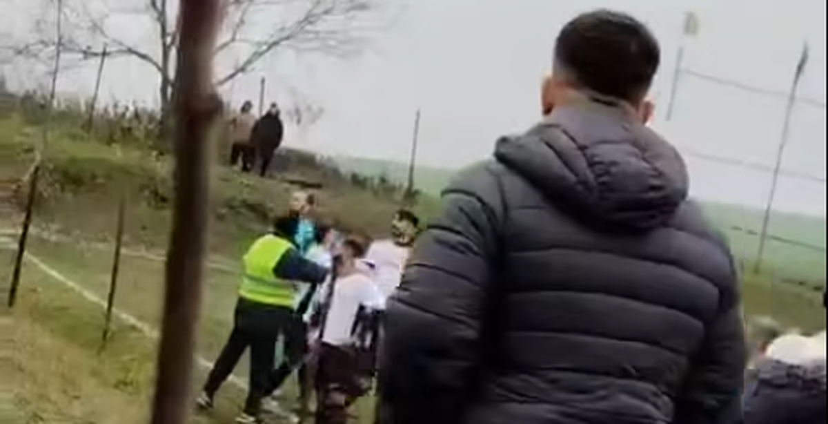 Halucinant! Viceprimarul a lovit un jucător cu sticla în cap în timpul unui meci din România