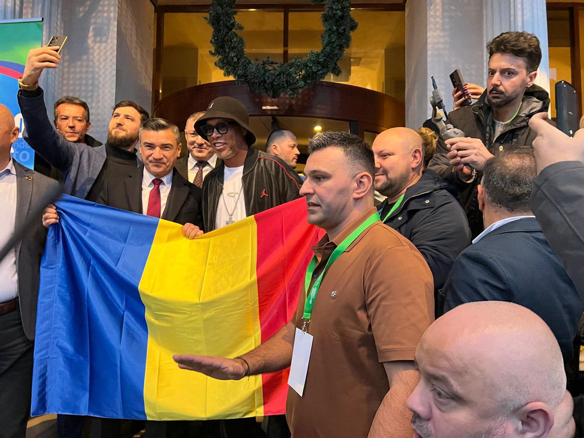 Euforie la apariția lui Ronaldinho la Iași! » Primarul l-a așteptat două ore pe brazilian să coboare din camera de hotel + câți bani a primit superstarul
