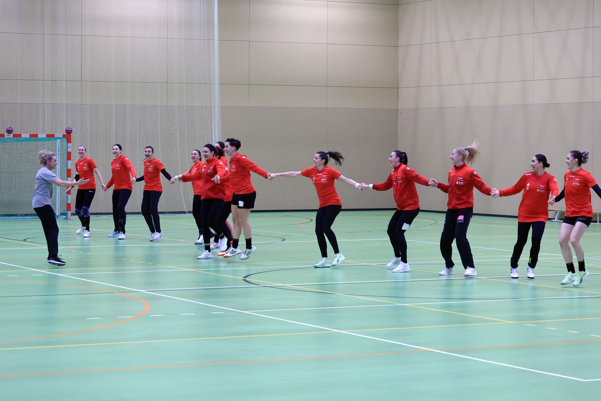 Ca Maradona în '89 » Handbalistele tricolore au cerut mingea de fotbal, antrenamentul a fost „deturnat” + încălzire cu strigături și hohote de râs