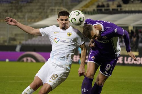 Răzvan Marin vs Edin Dzeko în Fiorentina - AEK 0-1 / Foto: Imago