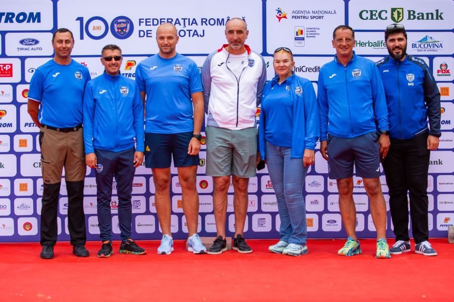Veronica Cochela alături de ceilalți antrenori ai lotului național înainte de plecarea la CM 2025 Foto: FR Canotaj Dubla campioană olimpică a mers pe firul amintirilor la Gala Canotajului 100 de ani: „Cred că am făcut cea mai bună alegere”