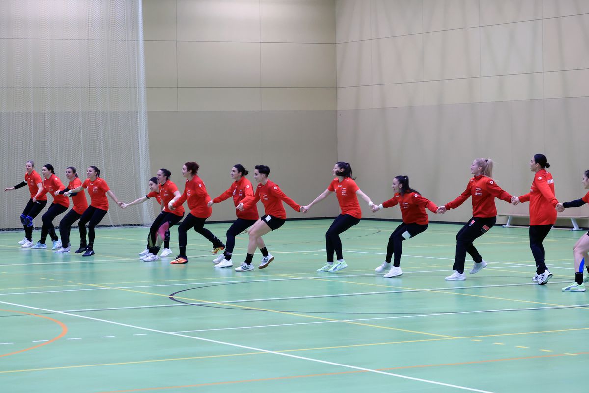 Ca Maradona în '89 » Handbalistele tricolore au cerut mingea de fotbal, antrenamentul a fost „deturnat” + încălzire cu strigături și hohote de râs