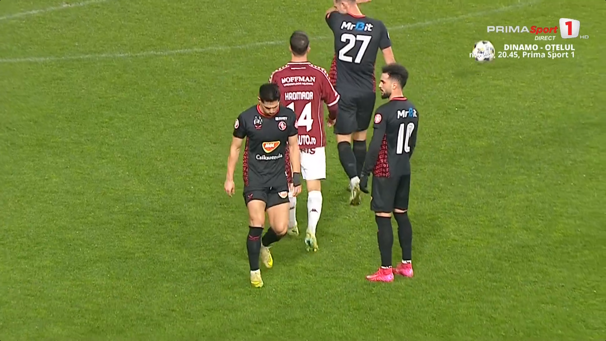 Stăpânit cu greu, după ce n-a fost lăsat să execute penalty-ul în Rapid - Csikszereda