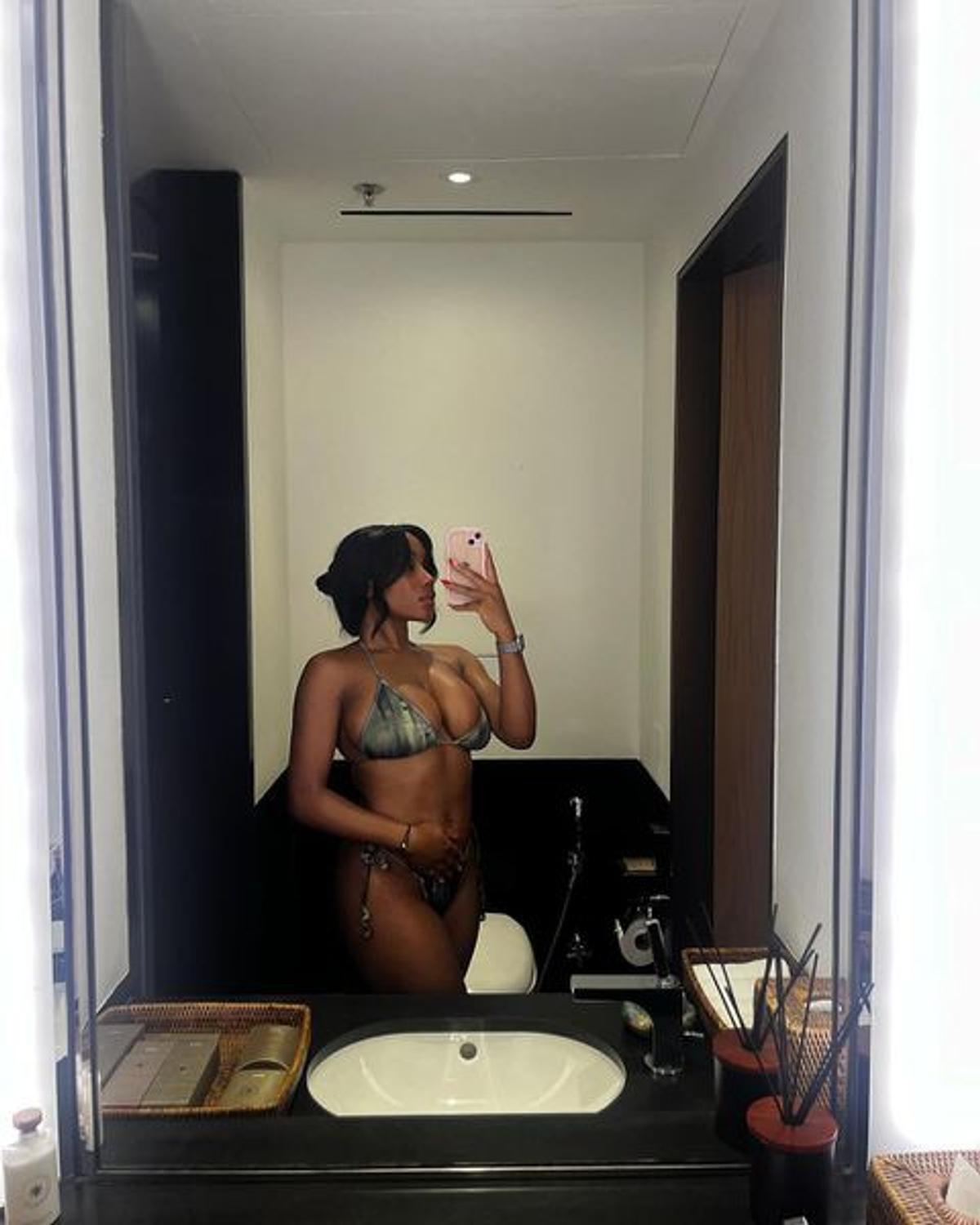 Sosia lui Kim Kardashian vine la marele meci și le va face galerie roș-albilor