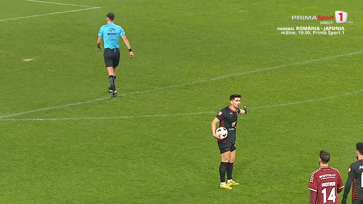 Stăpânit cu greu, după ce n-a fost lăsat să execute penalty-ul în Rapid - Csikszereda