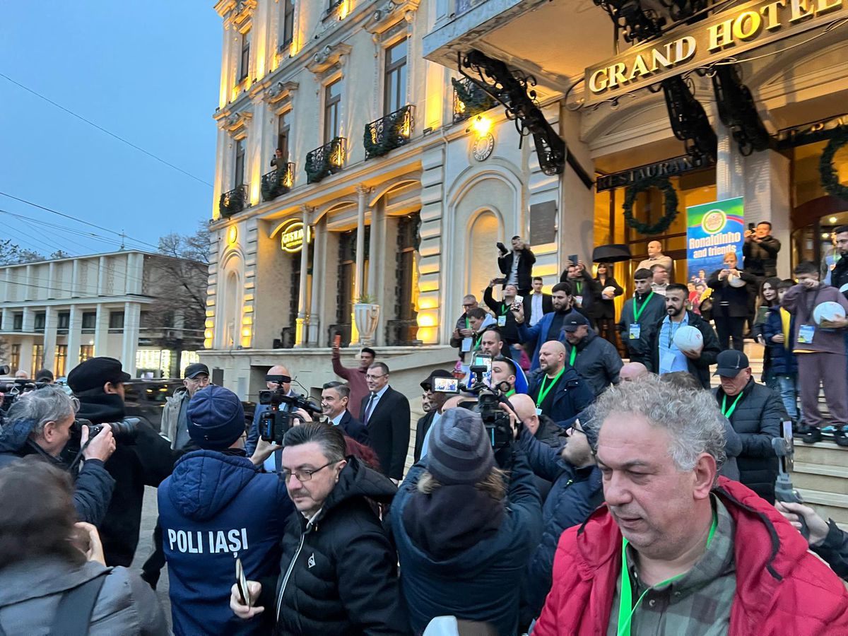 Euforie la apariția lui Ronaldinho la Iași! » Primarul l-a așteptat două ore pe brazilian să coboare din camera de hotel + câți bani a primit superstarul