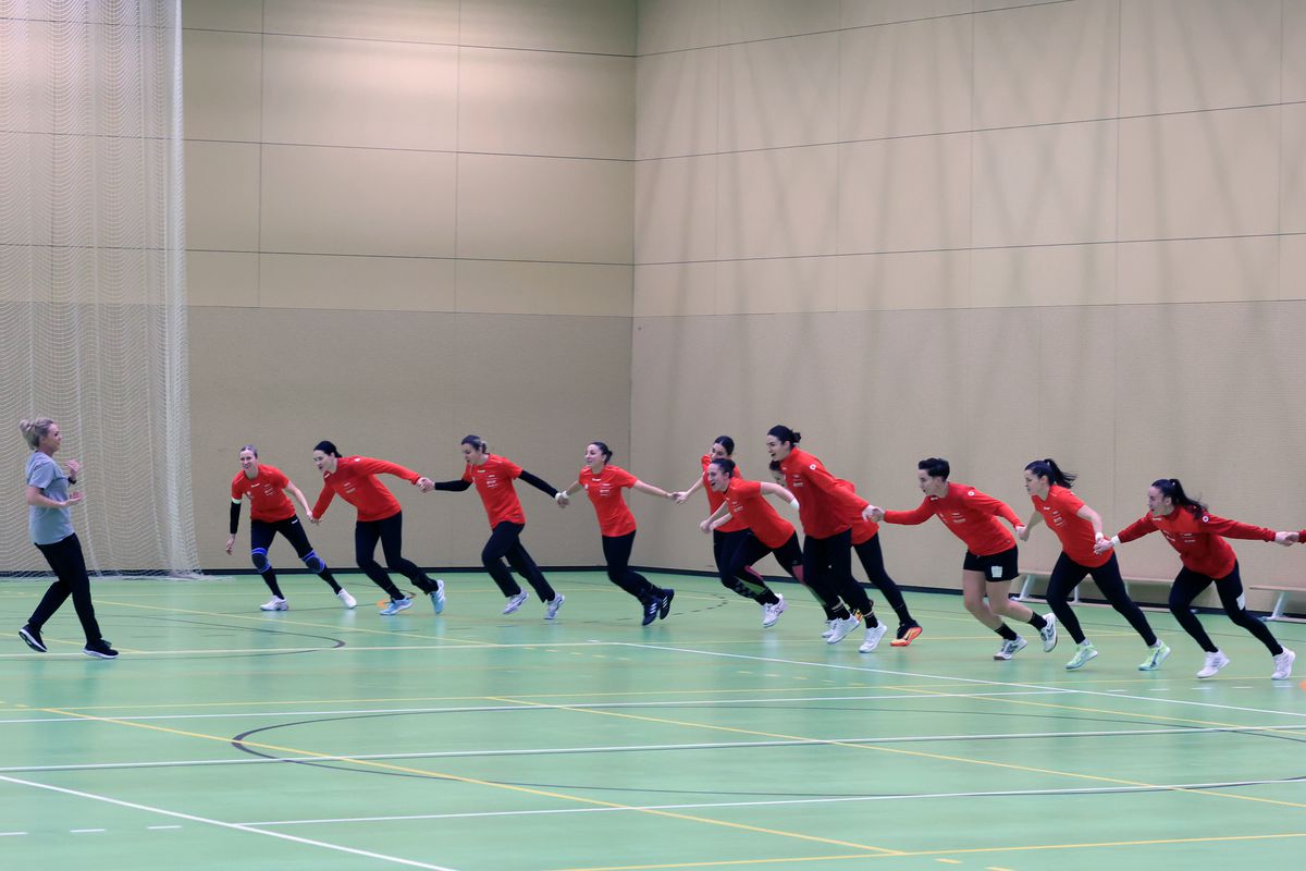 Ca Maradona în '89 » Handbalistele tricolore au cerut mingea de fotbal, antrenamentul a fost „deturnat” + încălzire cu strigături și hohote de râs