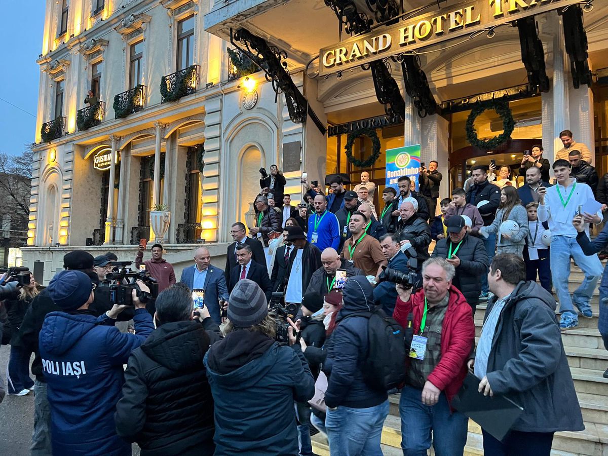 Euforie la apariția lui Ronaldinho la Iași! » Primarul l-a așteptat două ore pe brazilian să coboare din camera de hotel + câți bani a primit superstarul