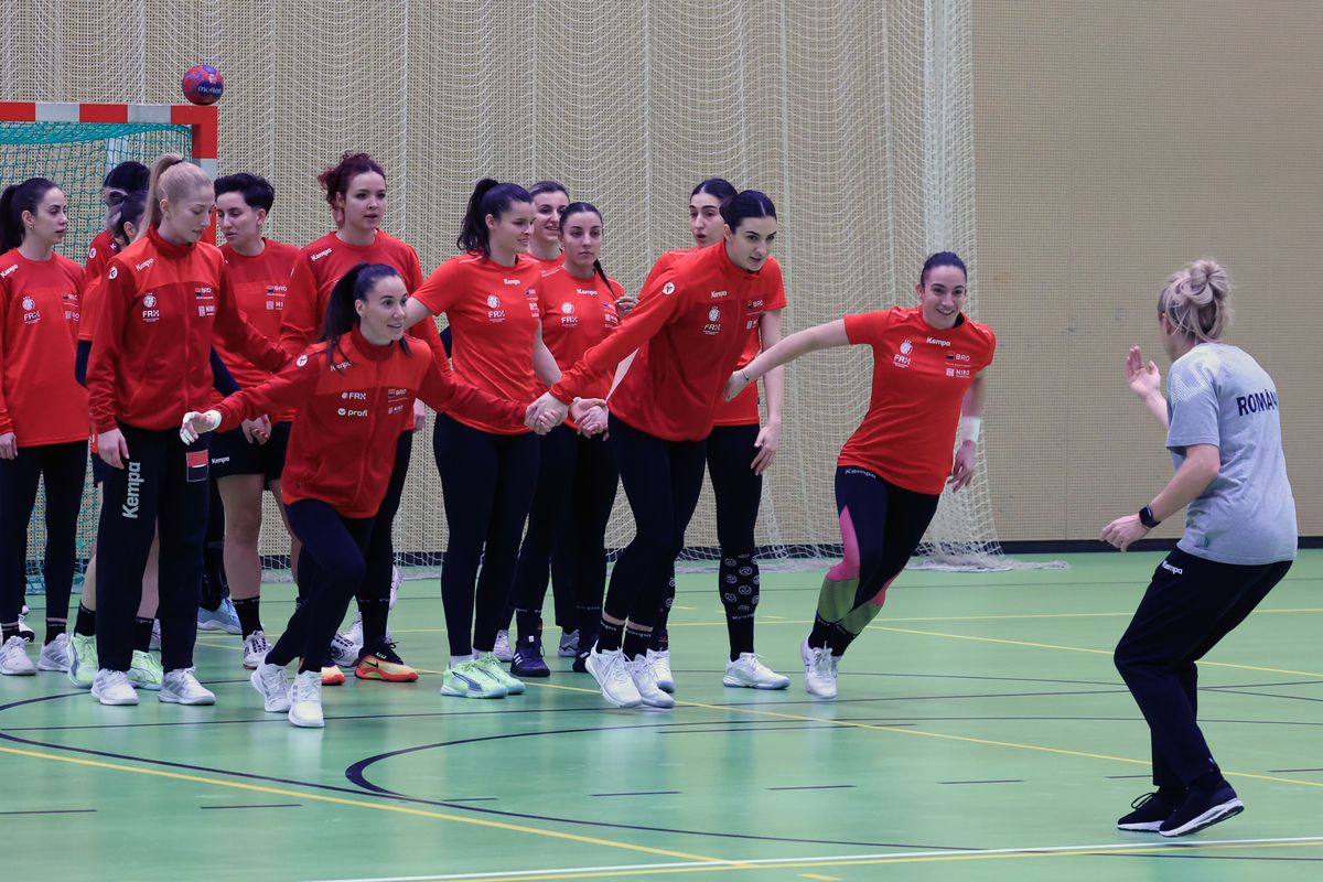 Ca Maradona în '89 » Handbalistele tricolore au cerut mingea de fotbal, antrenamentul a fost „deturnat” + încălzire cu strigături și hohote de râs