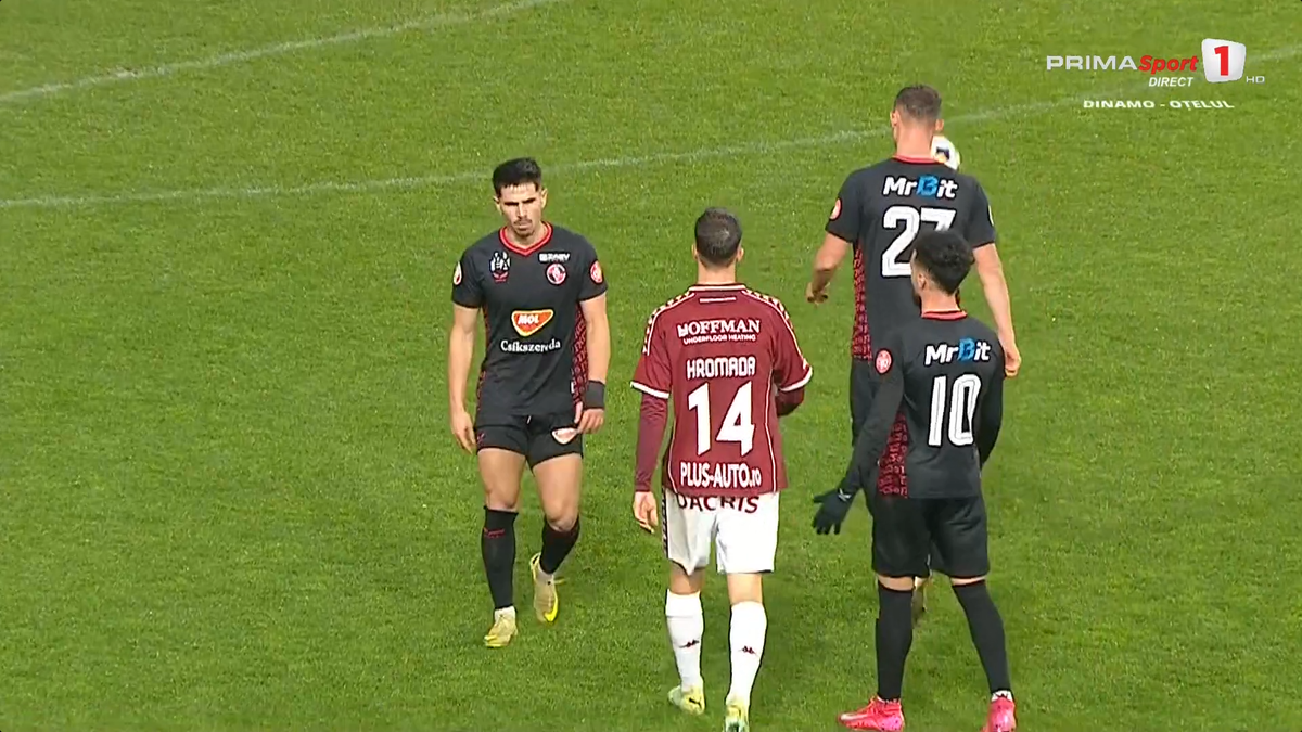 Stăpânit cu greu, după ce n-a fost lăsat să execute penalty-ul în Rapid - Csikszereda