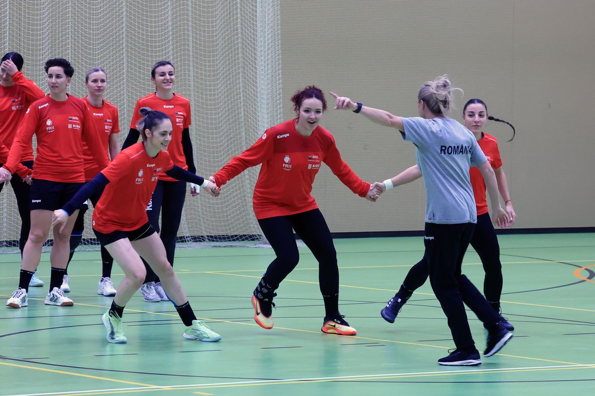 Ca Maradona în '89 » Handbalistele tricolore au cerut mingea de fotbal, antrenamentul a fost „deturnat” + încălzire cu strigături și hohote de râs