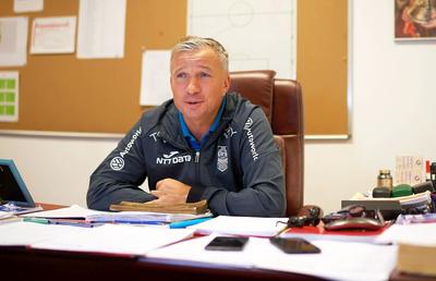 CFR CLUJ // INTERVIU / Dan Petrescu vede Liga Campionilor mai aproape de rivală: „Nu ne putem compara cu FCSB!” + Scene încinse din vestiar: „Voi vreți să vă lăsați de fotbal?”