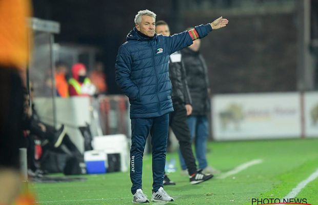 Nu s-a mai văzut așa ceva: au anunțat plecarea antrenorului în timpul meciului!