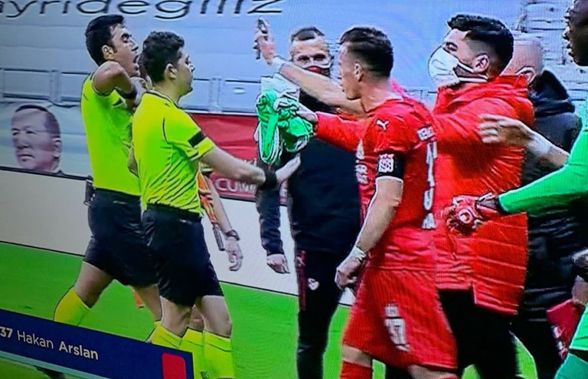 Fază rar văzută pe un teren de fotbal: i-a arătat arbitrului pe telefon că mingea ieșise din teren la gol și a fost eliminat!