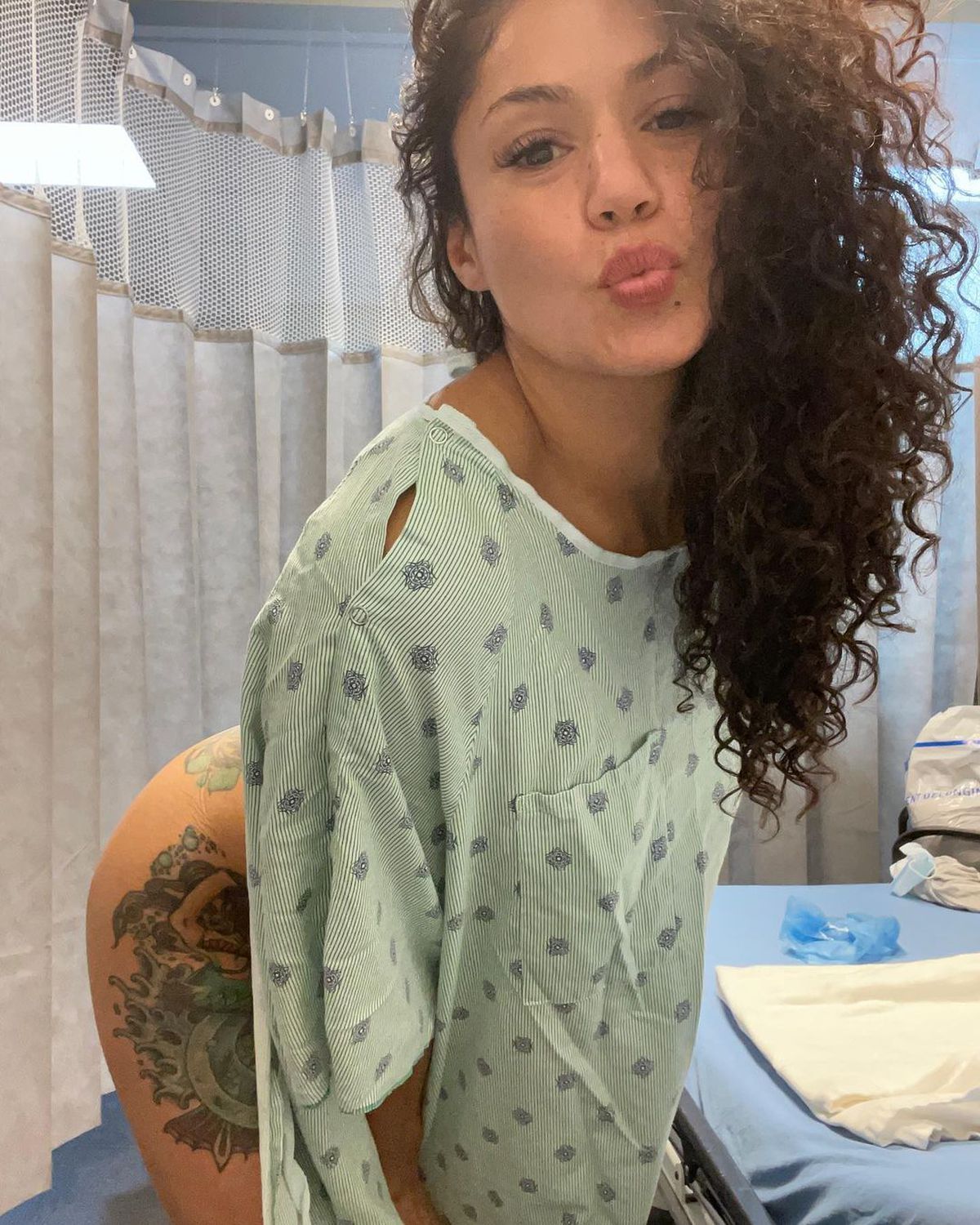 Luptătoarea din UFC şi-a înnebunit fanii cu o fotografie făcută în spital: „Operează-te, dar fă-o sexy!”