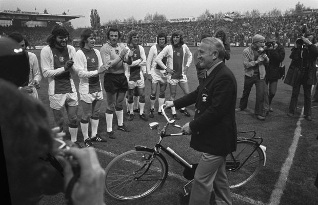 Primul interviu cu Ștefan Covaci în calitate de antrenor al lui Ajax, la 8 luni după ce-i preluase pe „lăncieri”. Era neînvins și dezvăluia lucru fascinante din relația sa cu Cruyff și celelate staruri olandeze