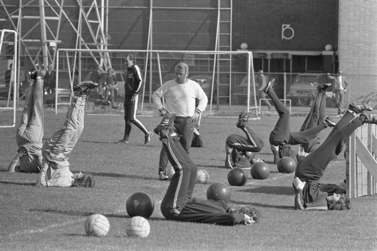 Primul interviu cu Ștefan Covaci în calitate de antrenor al lui Ajax, la 8 luni după ce-i preluase pe „lăncieri”. Era neînvins și dezvăluia lucru fascinante din relația sa cu Cruyff și celelate staruri olandeze