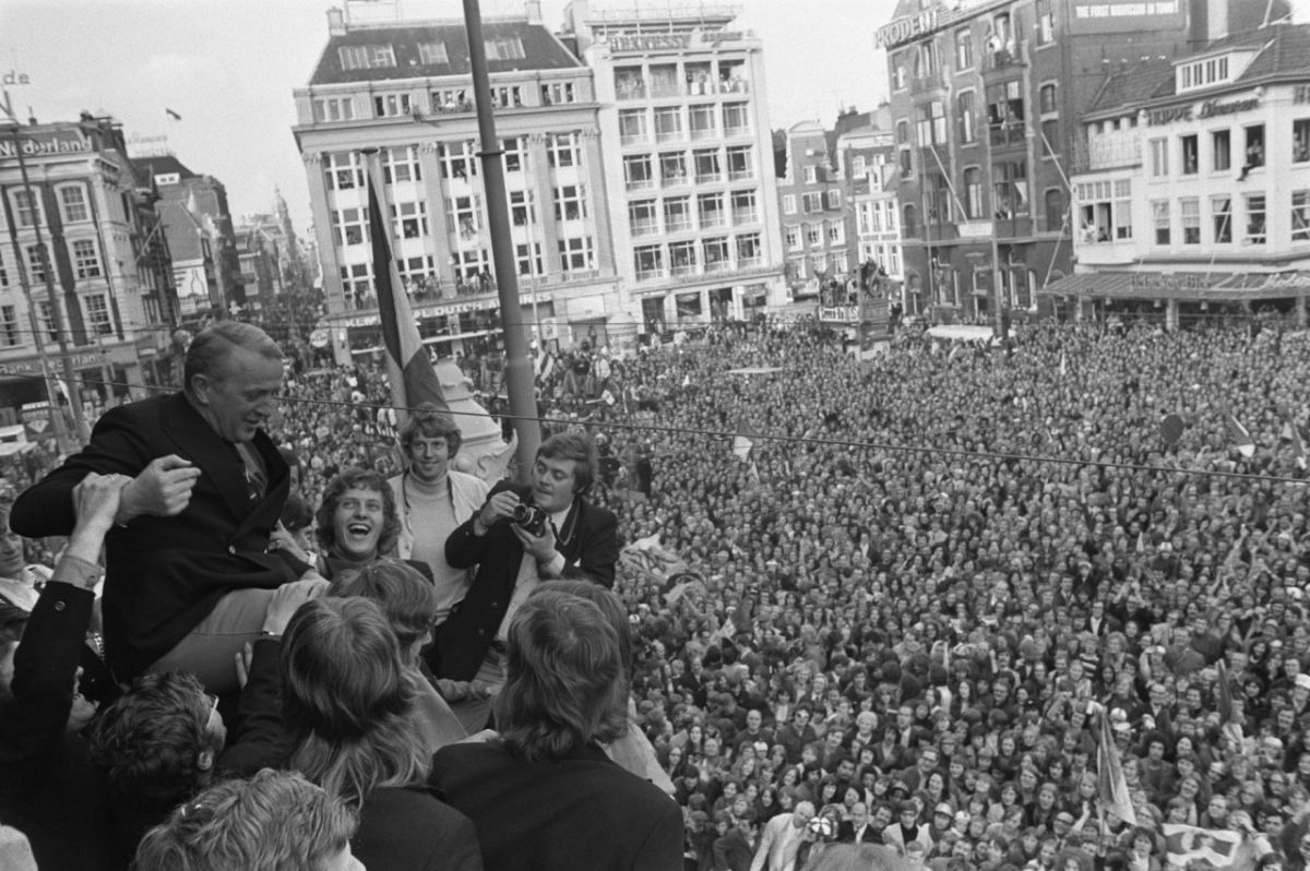 Primul interviu cu Ștefan Covaci în calitate de antrenor al lui Ajax, la 8 luni după ce-i preluase pe „lăncieri”. Era neînvins și dezvăluia lucru fascinante din relația sa cu Cruyff și celelate staruri olandeze