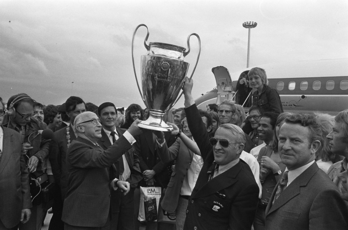 Primul interviu cu Ștefan Covaci în calitate de antrenor al lui Ajax, la 8 luni după ce-i preluase pe „lăncieri”. Era neînvins și dezvăluia lucru fascinante din relația sa cu Cruyff și celelate staruri olandeze