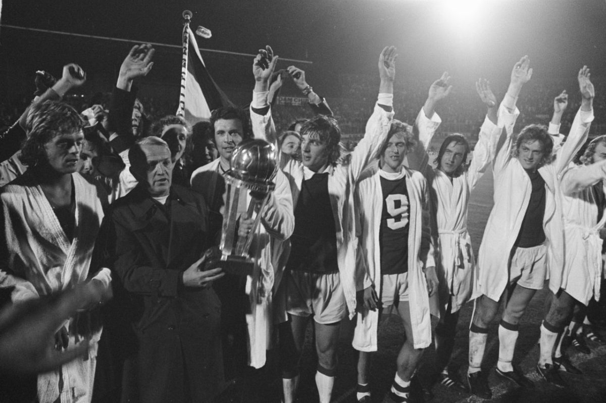 Primul interviu cu Ștefan Covaci în calitate de antrenor al lui Ajax, la 8 luni după ce-i preluase pe „lăncieri”. Era neînvins și dezvăluia lucru fascinante din relația sa cu Cruyff și celelate staruri olandeze