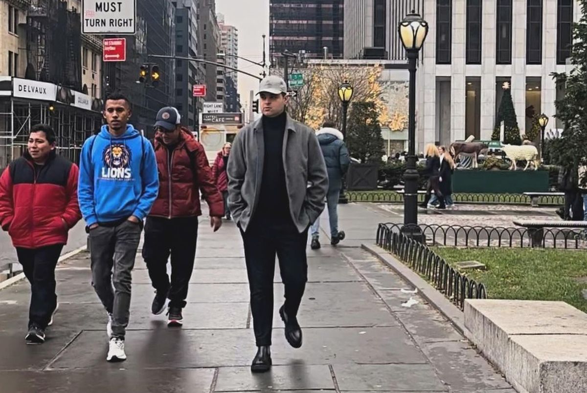 Îl recunoști? Suspendat 6 luni din fotbalul românesc, a plecat la New York și și-a schimbat radical look-ul