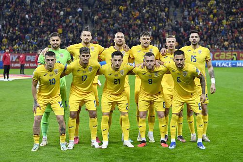 Rațiu, al treilea de la dreapta la stânga pe rândul de sus, a fost piesă de bază în echipa cu care România s-a calificat la EURO 2024 // foto: Imago Images