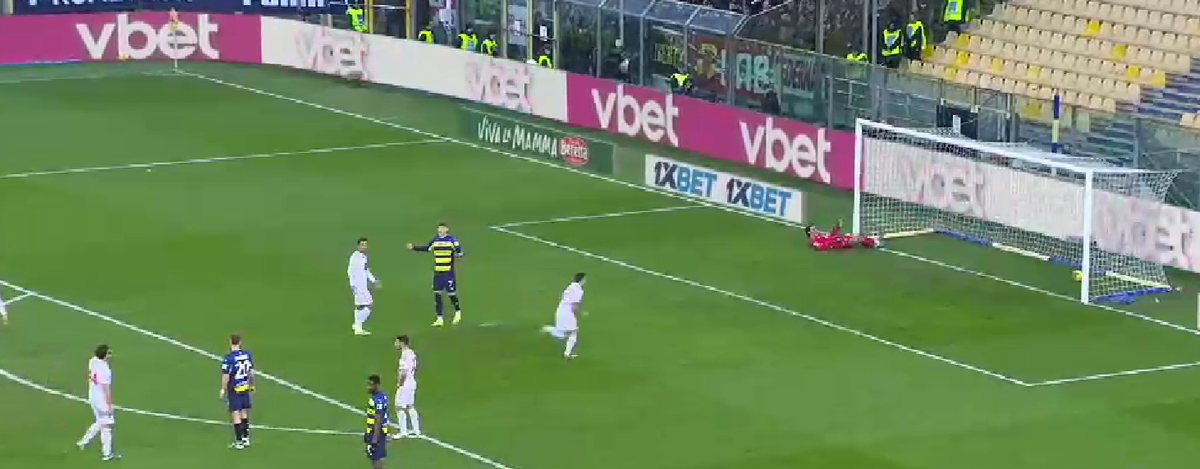 Fază ciudată în Parma - Monza » Colegul lui Man și Mihăilă, băgat în ceață de arbitru