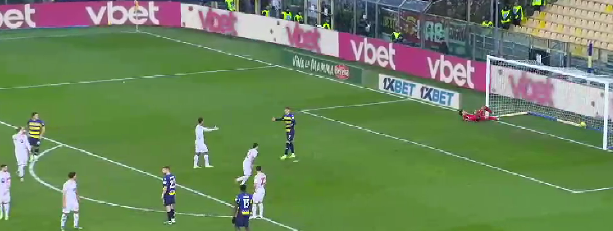 Fază ciudată în Parma - Monza » Colegul lui Man și Mihăilă, băgat în ceață de arbitru