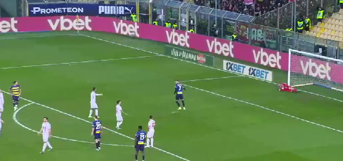 Fază ciudată în Parma - Monza » Colegul lui Man și Mihăilă, băgat în ceață de arbitru