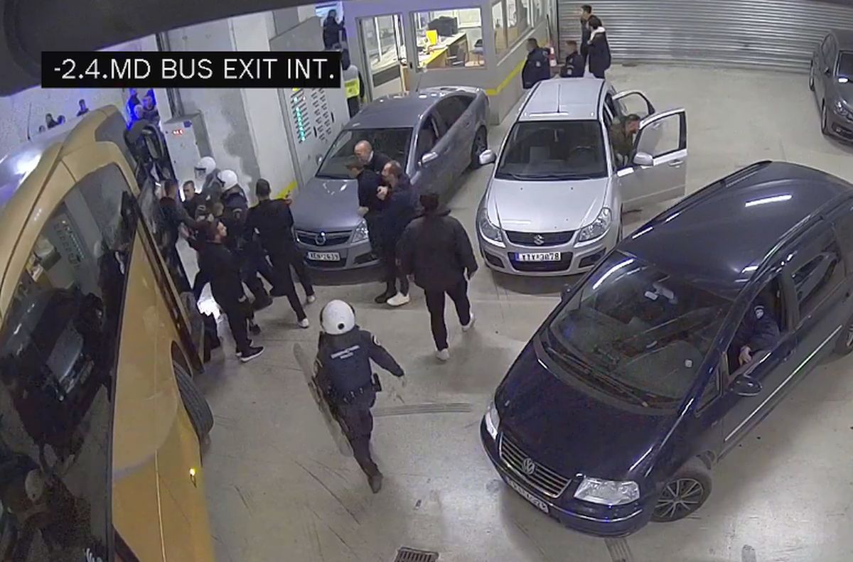 Au apărut imaginile pe care PAOK și Răzvan Lucescu le voiau blocate! Scene șocante: antrenorul român sare la fanii adverși