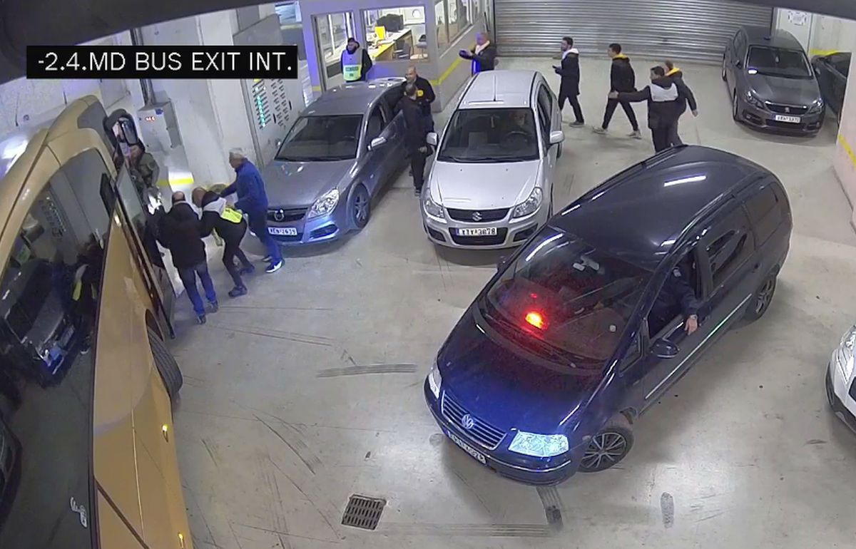 Răzvan Lucescu a comentat scenele reprobabile când a plonjat din autocar: „Spun adevărul și asta nu convine”