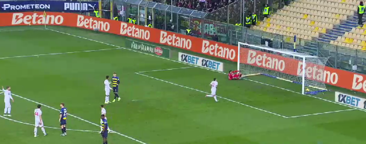 Fază ciudată în Parma - Monza » Colegul lui Man și Mihăilă, băgat în ceață de arbitru