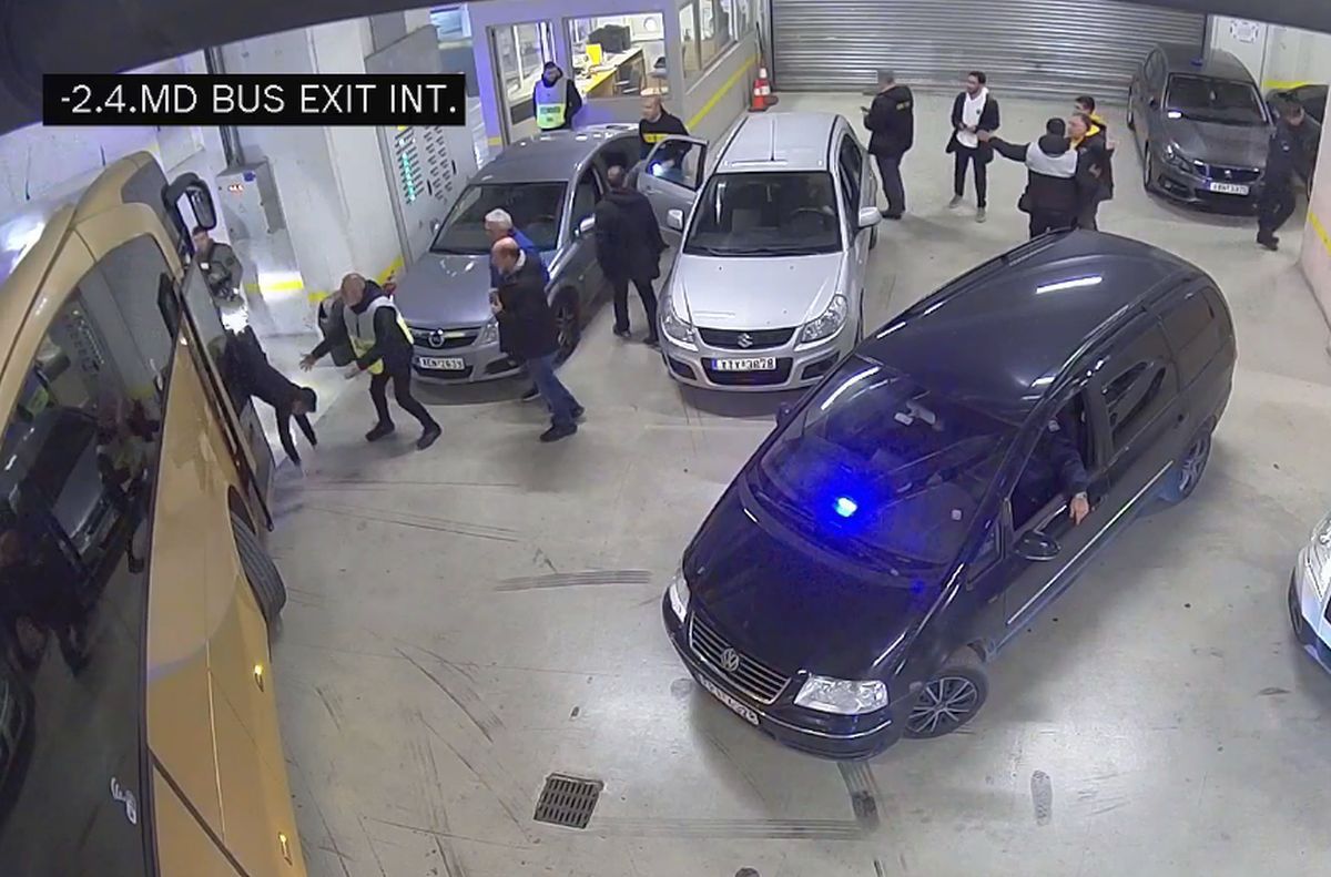 Răzvan Lucescu a comentat scenele reprobabile când a plonjat din autocar: „Spun adevărul și asta nu convine”