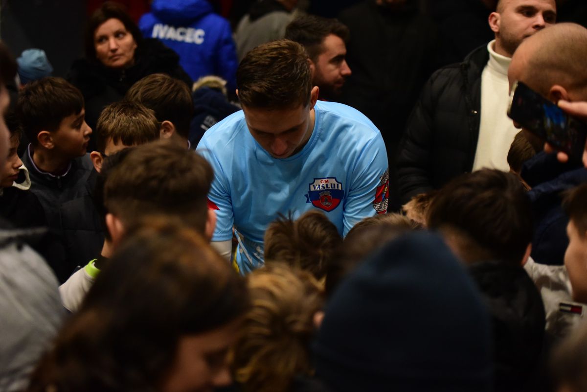 A schimbat tricoul! Cum a apărut Louis Munteanu la 48 de ore de la marea controversă cu echipamentul celor de la FCSB